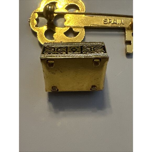 Vintage 2" Damascene Gold Tone Key Treasure Box on Chain Brooch Pin Made Spain - Picture 6 of 7